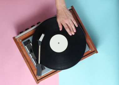 Eller bir mavi pastel pembe retro vinil player'ı kullanın. DJ. Top Vie