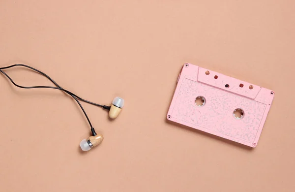 Audio Cassette Koptelefoon Een Bruine Achtergrond Muziekliefhebber Minimalisme Top Vie — Stockfoto