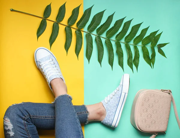 Women Legs Tight Torn Jeans Sneakers Fern Leaf Bag Yellow — Stock Photo, Image