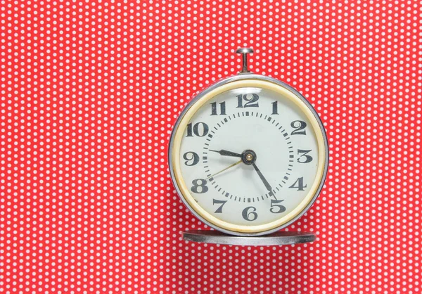 Relógio Alarme Retro Fundo Vermelho Bolinhas Topo Vie — Fotografia de Stock