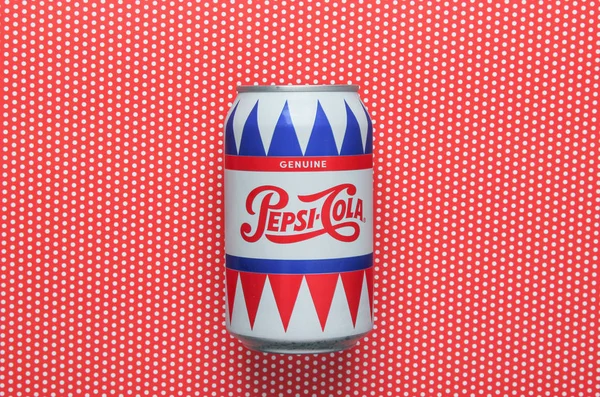 Odessa Ukrajna Július 2018 Konzervdoboz Pepsi Cola Pöttyös Piros Terítő — Stock Fotó