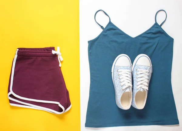 Roupas Femininas Acessórios Para Fitness Fundo Pastel Colorido Sapatilha Calções — Fotografia de Stock