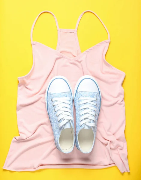 Modieuze Sneakers Leugen Shirt Gele Achtergrond Minimalisme Top Vie — Stockfoto