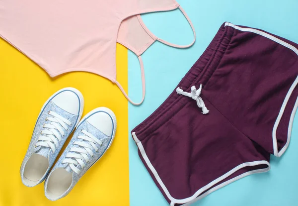 Roupas Femininas Acessórios Para Fitness Fundo Pastel Colorido Sapatilha Calções — Fotografia de Stock
