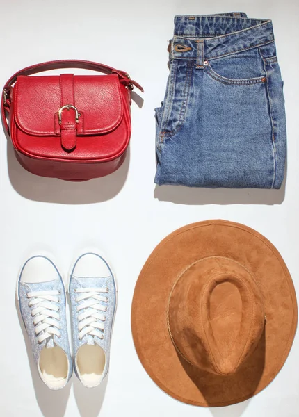 Damenbekleidung Schuhe Accessoires Auf Weißem Hintergrund Turnschuhe Hut Jeans Tasche — Stockfoto