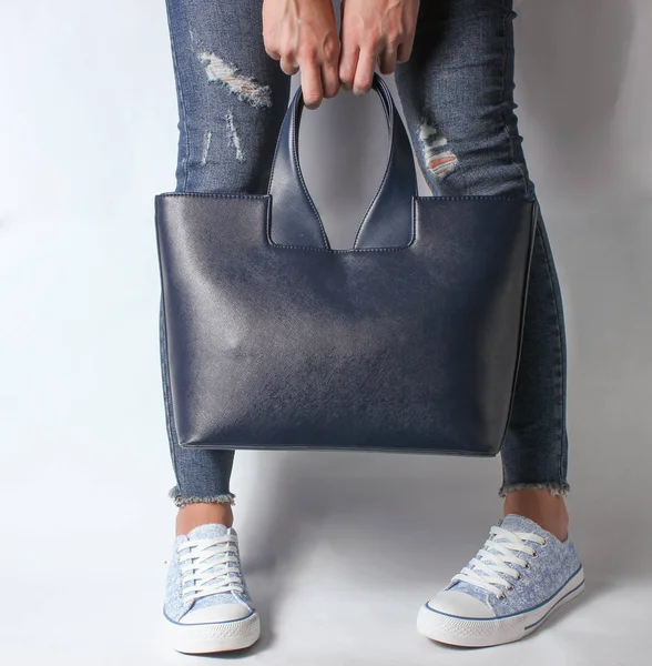 Frauenbeine Jeans Und Turnschuhen Frau Mit Ledertasche Der Hand Auf — Stockfoto