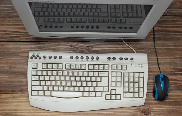 Retro Computer Wooden Table Monitor Keyboard Mouse Top Vie — Stock Photo, Image