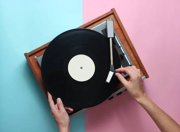 Kvinnliga Händer Använder Retro Vinyl Spelare Blå Rosa Pastell Bakgrund — Stockfoto