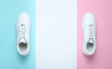 Renkli pastel arka planda moda beyaz spor ayakkabıları, Minimalizm, üst görünüm, yaratıcı Layou