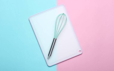 Mutfak Corolla renkli pastel arka planda bir tahta üzerinde. Üst görünüm, pişirme kavramı, minimalis