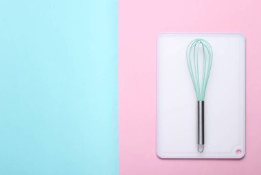 Mutfak Corolla renkli pastel arka planda bir tahta üzerinde. Üst görünüm, pişirme kavramı, minimalis