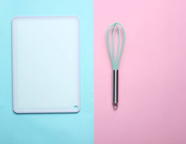 Mutfak Corolla ve tahta renkli pastel arka plan üzerinde. Üst görünüm, pişirme kavramı, minimalis