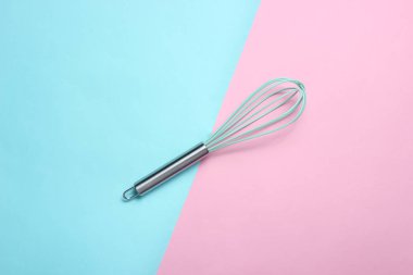 Mavi pembe pastel arka planda mutfak Corolla. Üst görünüm, pişirme kavramı, minimalis