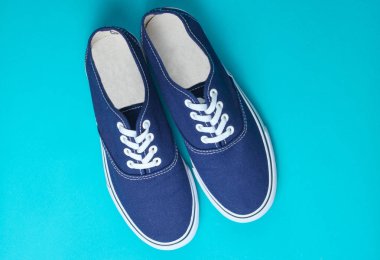 mavi arka planda mavi spor ayakkabıları. Minimalizm, moda, üst Vie