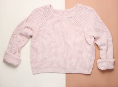 Krem kahverengi arka planda moda kazak. Sonbahar dolap, Minimalizm, üst görünüm