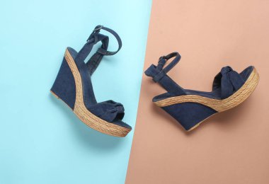 Renkli Kağıt arka planda bir platformda Kadın sandalet. . Şık yazlık ayakkabı