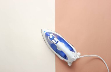 Renkli Kağıt arka planda ütüleme için demir. Üst görünüm, yaratıcı arka plan, minimalis