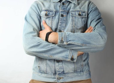 Kot ceket giymiş bir adamın parçası ve bej pantolon