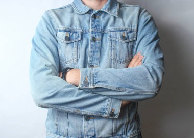 Kot ceket giymiş bir adamın parçası ve bej pantolon