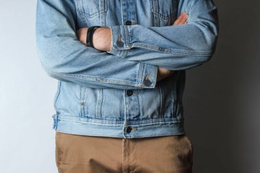 Kot ceket giymiş bir adamın parçası ve bej pantolon