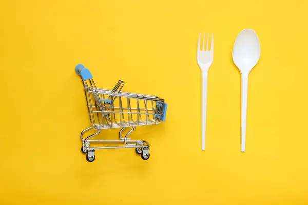 Carrello Della Spesa Cucchiaio Forchetta Plastica Fondo Giallo Ristorante Alimentare — Foto Stock