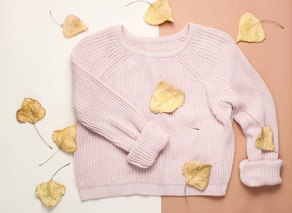 Modny Sweter Wśród Upadłych Liści Pożółkły Kremowe Brązowe Tło Jesienna — Zdjęcie stockowe