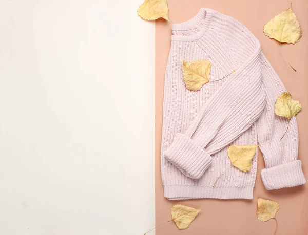 Modny Sweter Wśród Upadłych Liści Pożółkły Kremowe Brązowe Tło Jesienna — Zdjęcie stockowe