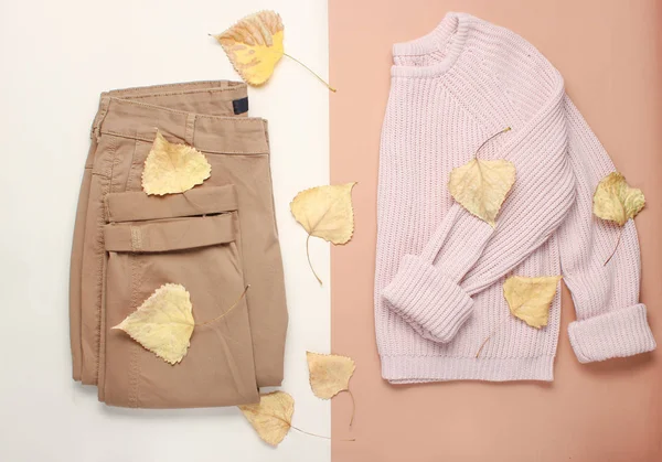 Vêtements Accessoires Pour Femmes Sur Fond Beige Pull Mode Pantalon — Photo