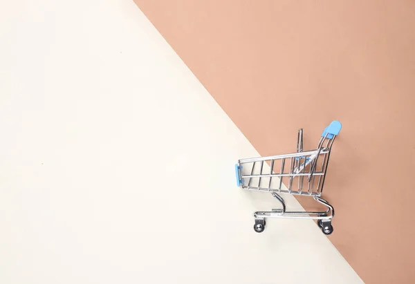 Shopping Trolley Een Beige Bruin Papier Achtergrond Bovenaanzicht Minimalisme — Stockfoto