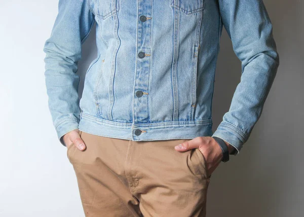 Frammento Uomo Vestito Con Una Giacca Jeans Pantaloni Beige — Foto Stock