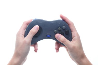 Beyaz arka planda izole edilmiş gamepad tutan eller