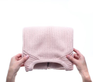 Eller beyaz arka plan üzerinde izole kazak katlama. Üstte görüntü.