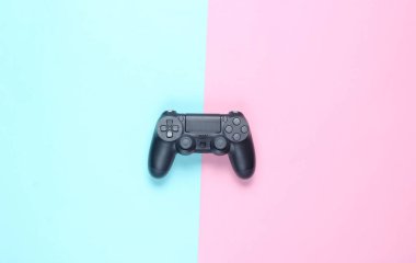 Renkli bir kağıt arka plan üzerinde Gamepads. Üst te. Minimalizm