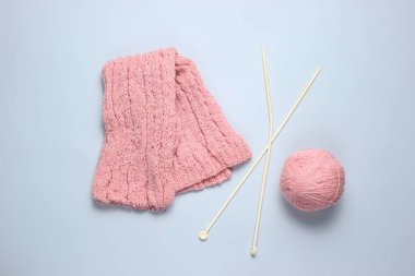 Örgü iğneleri, iplik topları, gri arka plan üzerinde iplik.