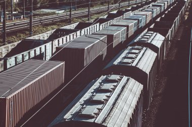 Gün batımında yük vagonları ile Endüstriyel Demiryolu. Hipster tonlama