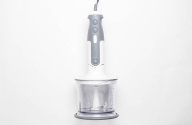 Elektrikli el blender beyaz arka plan üzerinde bir doğrama kase bağlı. Üstte görüntü