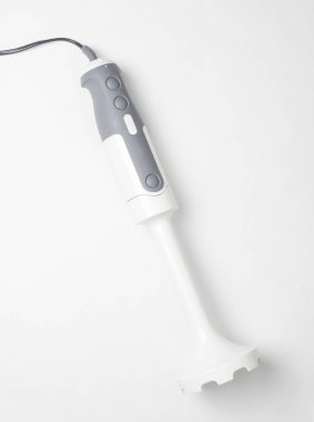 Beyaz arka planda elektrikli el blender. Üstte görüntü
