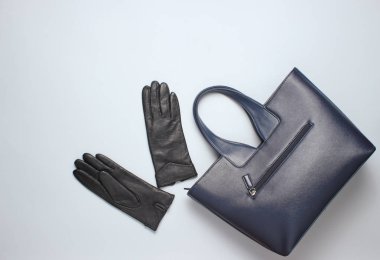 Deri çanta, gri arka plan eldiven. Üst görünüm, minimalizm