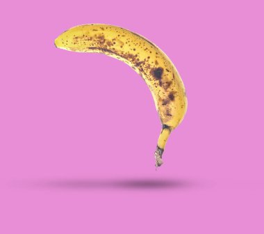 Mor arka plan üzerinde izole siyah noktalar ile Çürük muz