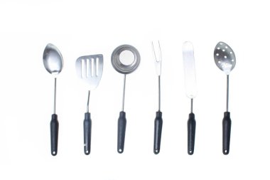 Beyaz arka plan üzerinde izole retro metal pişirme araçları kümesi. Yemek pişirmek için spatula, kepçe, elek.
