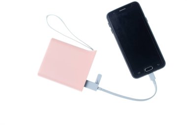 Güç bankasından şarj edilen modern akıllı telefon, beyaz arka planda izole edilmiştir. Akıllı telefonlar için araçlar, harici pil