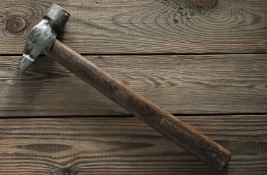 Rustik ahşap arka plan üzerinde eski çekiç. Üstte görüntü