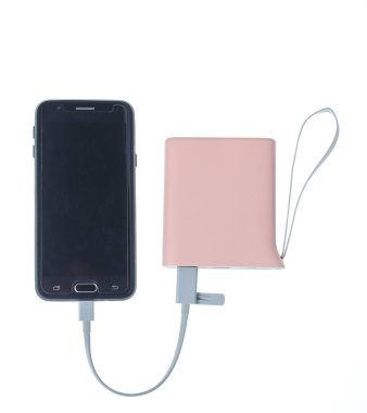 Güç bankasından şarj edilen modern akıllı telefon, beyaz arka planda izole edilmiştir. Akıllı telefonlar için araçlar, harici pil