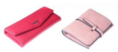 Beyaz arka planda izole edilmiş iki deri cüzdan