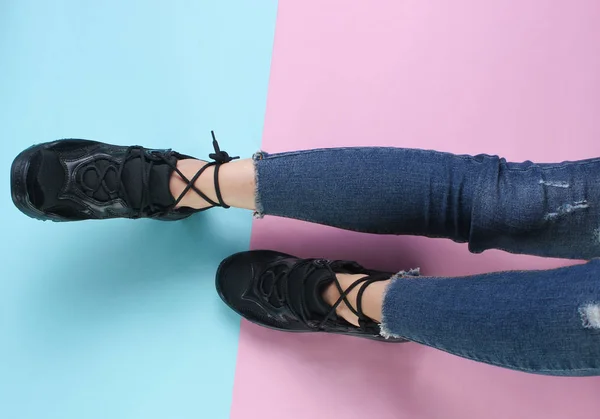 Piernas Mujer Jeans Ajustados Piel Vestidos Negros Moda Sobre Fondo — Foto de Stock