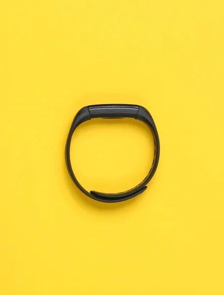 Smart Bracelet Tracker Isolated Yellow Background Top View Minimalism — Stock Photo, Image