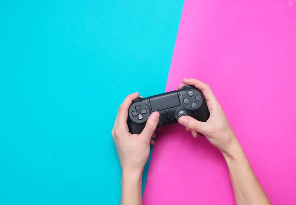 Mains Pour Utiliser Manette Jeu Sur Fond Bleu Rose Vue — Photo