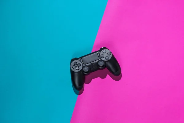 Gamepads Színes Papír Háttérben Felülnézet Minimalizmus Kemény Világos Árnyalat — Stock Fotó