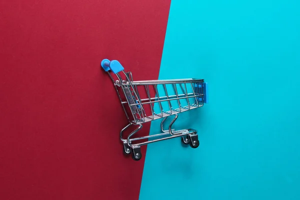 Mini Carrito Compras Sobre Fondo Rojo Azul Vista Superior Minimalismo — Foto de Stock