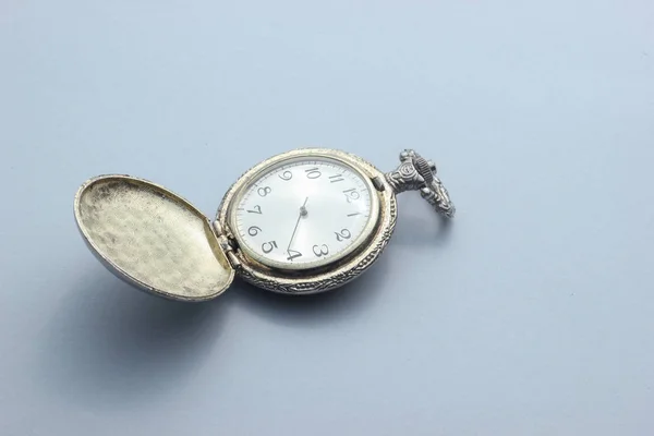 Старий Кишеньковий Годинник Крупним Планом Сірому Фоні — стокове фото